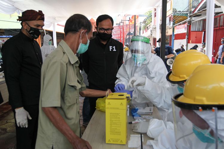 Walikota Bogor,  Bima Arya Sugiarto meninjau uji cepat (rapid test) massal Covid-19 yang digelar Dinas Kesehatan Kota Bogor di Pasar Bogor, Kota Bogor, Rabu (29/4/2020). Rapid test untuk mencegah penyebaran wabah Covid-19.