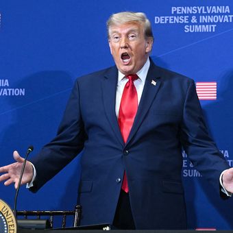 Presiden Amerika Serikat Donald Trump saat berpidato di Konferensi Inovasi dan Pertahanan Pennsylvania, di US Army War College di Carlisle, Pennsylvania, 15 Juli 2026.