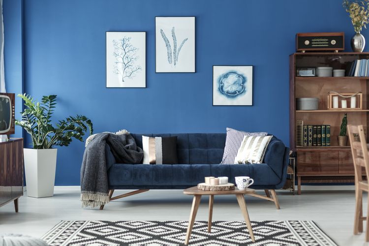 Ilustrasi ruang keluarga dengan nuansa warna biru. 