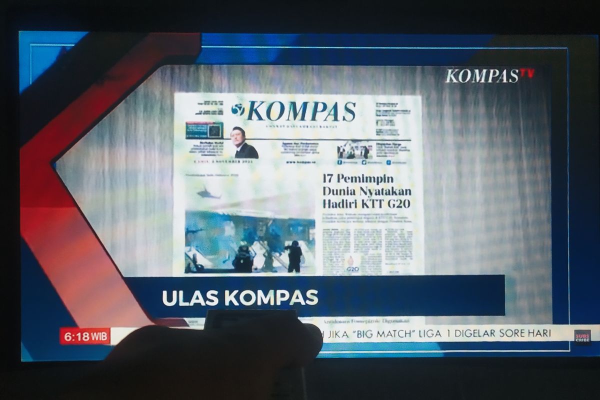 Warga Sumenep saat menonton televisi menggunakan TV berjejaring atau TV Kabel, Kamis (3/11/2022). 