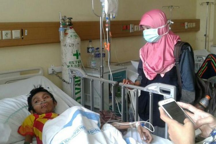 Foto Rolin Andika (17) yang diambil keluarga hari ini. Nampak Rolin sedang dirawat di salah satu ruangan di RSUD Budhi Asih, Cawang, Jakarta Timur. Selasa (28/2/2017).