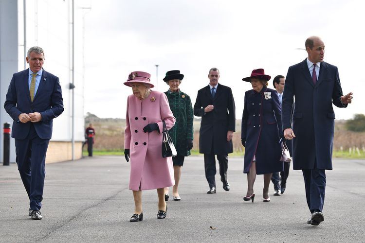 Ratu Elizabeth II (tengah) Inggris dan Pangeran William dari Inggris, Duke of Cambridge (kanan) tiba bersama Kepala Eksekutif Dstl Gary Aitkenhead (kiri) di Pusat Analisis Energetika saat mereka mengunjungi Laboratorium Sains dan Teknologi Pertahanan (Dstl) di taman sains Porton Down dekat Salisbury, Inggris selatan, pada 15 Oktober 2020. Ratu dan Duke of Cambridge mengunjungi Defense Science and Technology Laboratory (Dstl) di mana mereka akan melihat pameran persenjataan dan taktik yang digunakan dalam kontra intelijen, demonstrasi Bahan Peledak Forensik Investigasi dan temui staf yang terlibat dalam insiden Salisbury Novichok. Yang Mulia dan Yang Mulia juga secara resmi membuka Pusat Analisis Energetika yang baru.