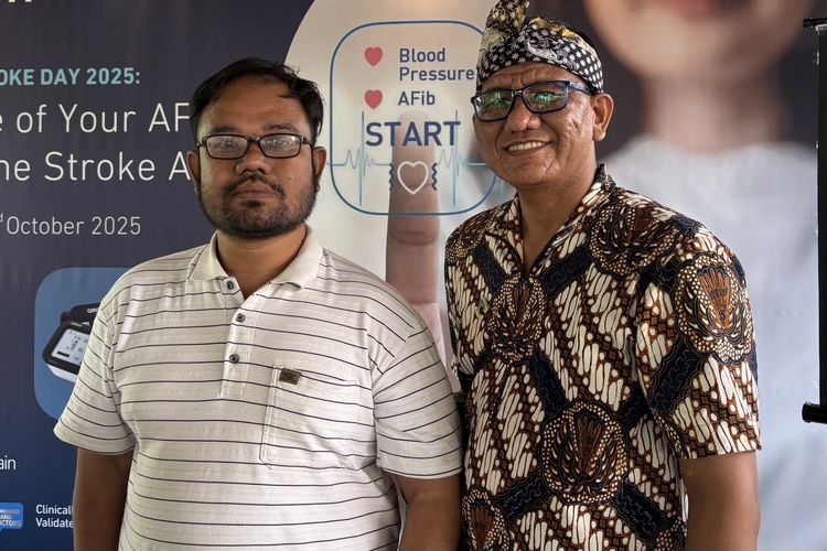 Sandy (pakaian berwarna putih) dan Asep Aji Fatahilah (pakaian batik), penyintas stroke usia muda.