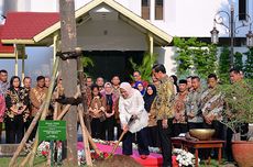 Jelang Purnatugas, Jokowi-Iriana Tanam Pohon di Halaman Istana Kepresidenan Jakarta