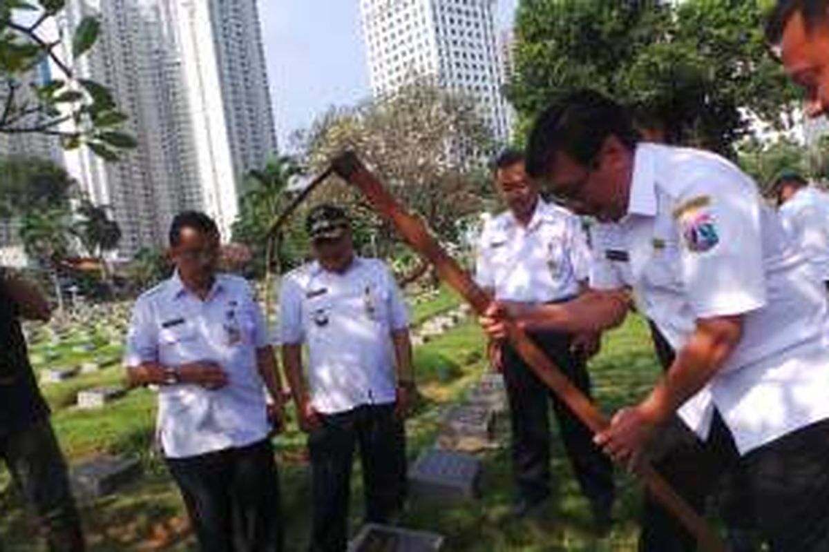 Wakil Gubernur DKI Jakarta Djarot Saiful Hidayat saat membongkar makam fiktif di TPU Karet Pasar Baru Barat, Rabu (3/8/2016).