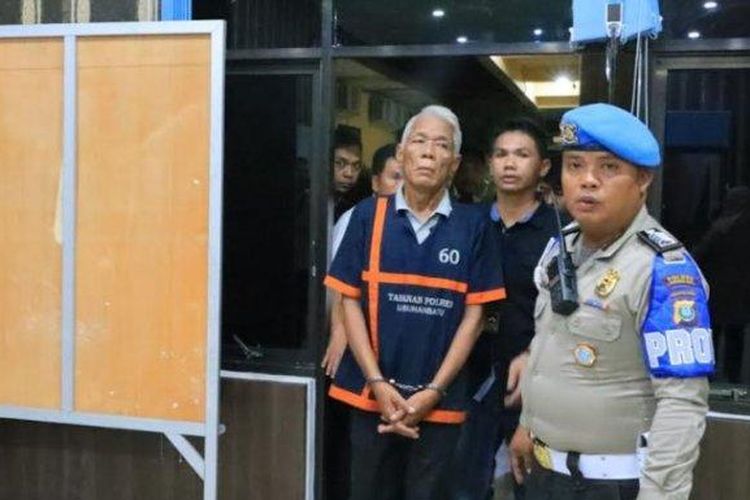 Freddy Simangunsong, suami Wakil Bupati Labuhanbatu Ellya Rosa Siregar, usai ditangkap polisi. Dia ditangkap karena diduga mencabuli keponakannya. 
