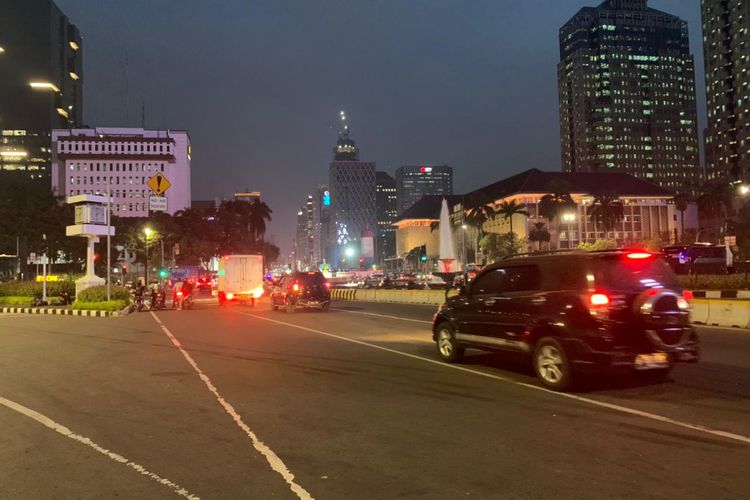 Jalan Medan Merdeka Barat kembali dibuka setelah sebelumnya ditutup sementara akibat adanya aksi unjuk rasa tolak kenaikan harga BBM di kawasan Patung Kuda, Senin (5/9/2022).