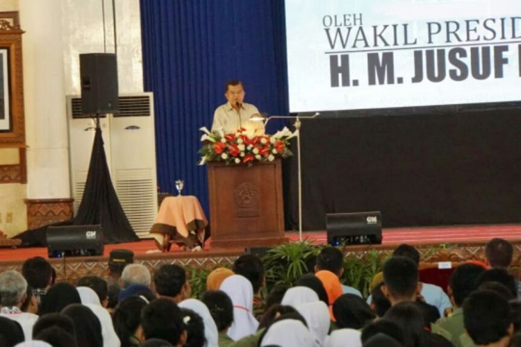 Wakil Presiden Jusuf Kalla saat memberikan kuliah umum di  i Universitas Pembangunan Nasional (UPN) Veteran Yogyakarta.
