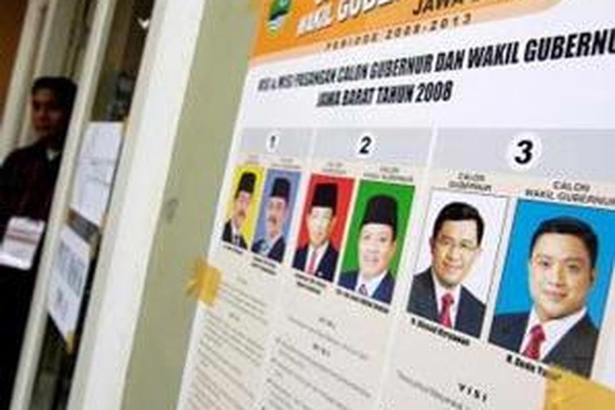 Petugas Kelompok Penyeleggara Pemunggutan Suara TPS 11, Perumahan Citra Gran, Cibubur, Bogor, melintas di samping poster pasangan tiga calon gubernur dan wakil gubernur Jawa Barat, Minggu (13/4). Di TPS ini pasangan calon Agum Gumelar dan Nu'man Abdul Hakim unggul sementara atas dua pasangan calon gubernur lainya.