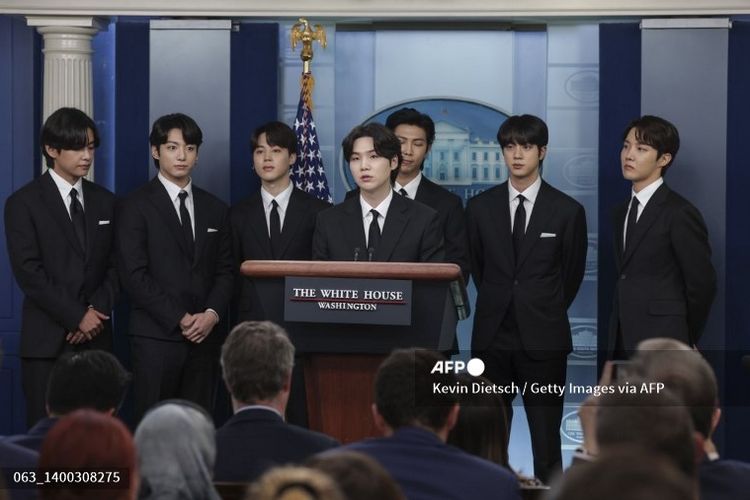 WASHINGTON, DC - MAY 31: V, Jungkook, Jimin, Suga, RM, Jin, and J-Hope of the South Korean pop group BTS speak at the daily press briefing at the White House on May 31, 2022 in Washington, DC. BTS met with U.S. President Joe Biden to discuss Asian inclusion and representation, and to discuss the recent rise in anti-Asian hate crimes.   Kevin Dietsch/Getty Images/AFP (Photo by Kevin Dietsch / GETTY IMAGES NORTH AMERICA / Getty Images via AFP)