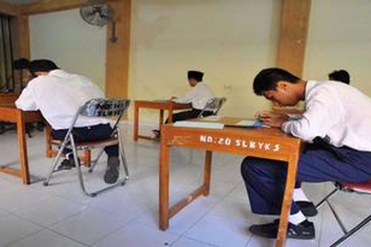 Murid Tuna Netra Kesulitan Mengerjakan Soal Ujian Nasional - Sejumlah murid tuna netra peserta Ujian Nasional mendengarkan soal mata pelajaran Bahasa Indonesia yang dibacakan oleh pengawas ujian di Madrasah Tsanawiyah Yaketunis, Jalan Parangtritis, Yogyakarta, Senin (23/4/2012). Tidak tersedianya soal dengan huruf Braille membuat para peserta ujian tersebut kesulitan mengerjakan soal, terutama soal yang menggunakan gambar atau denah. Mereka membutuhkan waktu hingga tiga jam untuk mengerjakan 50 butir soal.  
