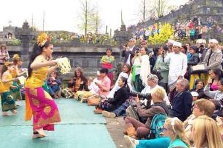 Tari Pendet dipentaskan dalam acara Perayaan Saraswati terbesar di Taman Pairi Daiza, Belgia pada 2 Mei 2015.