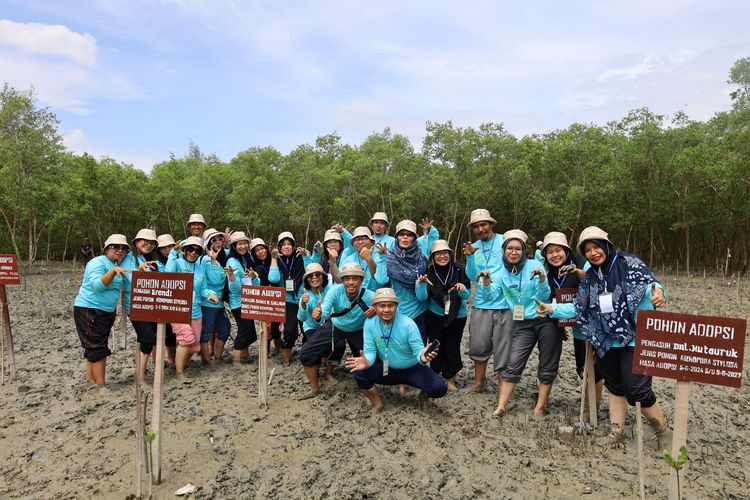 Para guru di Sumatera Utara mengunjungi ekowisata mangrove untuk mempelajari lebih dalam ekosistem mangrove.