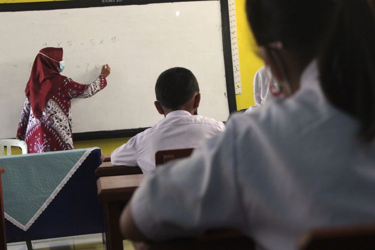 Kegiatan pembelajaran tatap muka di sekolah yang dilaksanakan di masa PPKM level 2 di Kabupaten Canjur, Jawa Barat, Jumat (10/9/2021).