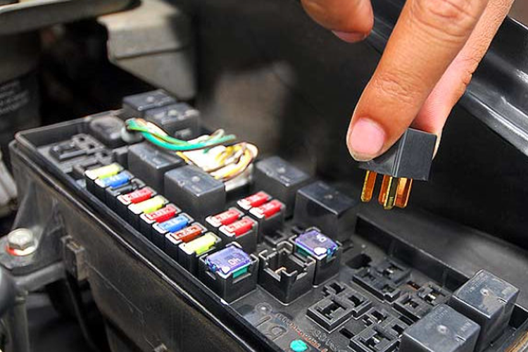 Kotak sekring atau fuse box pada mobil