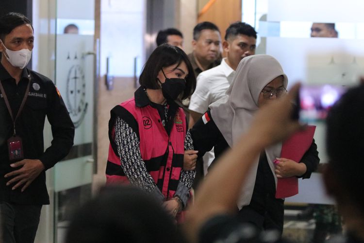 Crazy rich Surabaya Helena Lim mengenakan baju tahanan warna pink khas Kejaksaan di Kantor Kejagung, Jakarta, Selasa (26/3/2024).