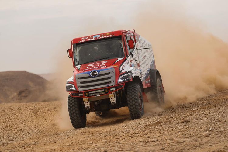 Hino Team Sugawara berhasil finis Dakar Rally 2022 dengan truk Hino 600 Hybrid 