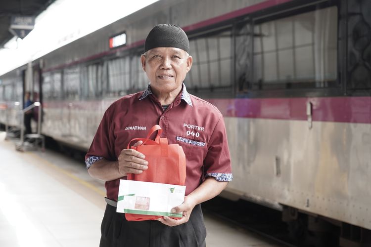 Menyalurkan kebaikan para donatur di Ramadhan 1446 H, Dompet Dhuafa hadirkan THR untuk 50 porter Stasiun Pasar Senen, Jakarta, Rabu (12/3/2025). Kegiatan ini merupakan bagian dari program THR untuk Pejuang Keluarga yang rutin dilakukan setiap tahun oleh donatur Dompet Dhuafa.