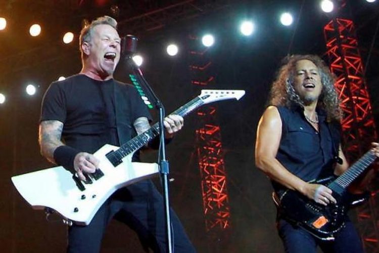 Vokalis sekaligus gitaris Metallica, James Hetfield (kiri), bersama sang gitaris, Kirk Hammett, mengentak Jakarta dalam konser band metal dari AS itu di Stadion Utama Gelora Bung Karno, Senayan, Jakarta Pusat, Minggu (25/8/2013) malam.