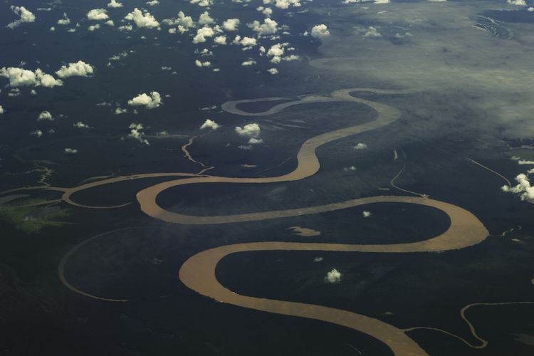 Pemandangan udara Sungai Amazon dekat Manaus, di Amazon Brasil.