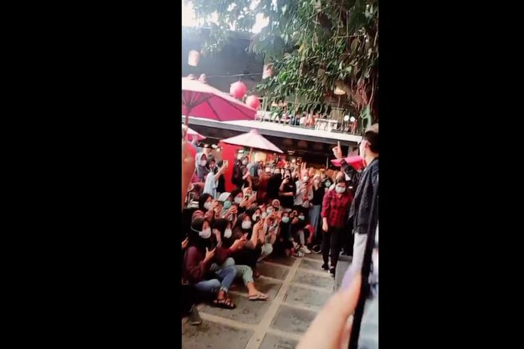 salah satu tangkapan layar yang menunjukkan adanya kerumunan dalam jumpa fans artis tik tok asal Solo, Viensboys di salah satu restoran di Kota Madiun, Jawa Timur, Minggu (24/1/2021)