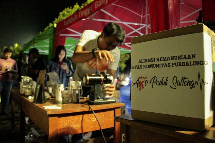 40 komunitas pemuda yang tergabung dalam aliansi kemanusiaan di Purbalingga, Jawa Tengah bersatu menghimpung donasi untuk korban bencana gempa dan tsunami di Sulawesi Tengah, Sabtu (6/10/2018).