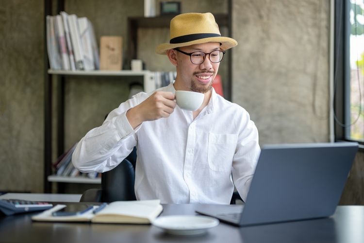 Ilustrasi menikmati kopi agar tetap semangat saat bekerja di kantor. 