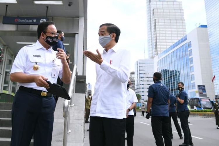 Presiden Joko Widodo berbincang dengan Gubernur Anies Baswedan usai meninjau kesiapan fasilitas umum di Stasiun Mass Rapid Transit Bundaran Hotel Indonesia, Jakarta, Selasa (26/ 25/020). Peninjauan dilakukan untuk memastikan kesiapan jika pelonggaran aktivitas dengan protokol kesehatan dilakukan. (Biro Pers Media Istana).