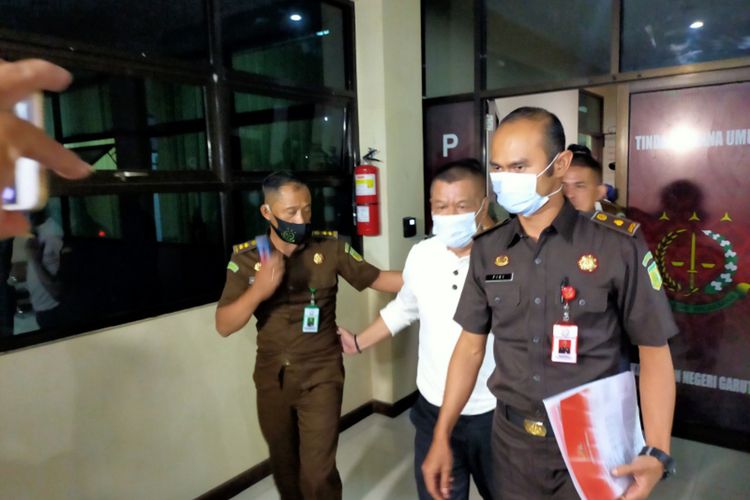 Petugas Kejaksaan Negeri Garut menggiring mantan Kadispora Garut, Kuswendi masuk ke salahsatu ruangan di Kejaksaan Negeri Garut, Senin (18/01/2021) malam