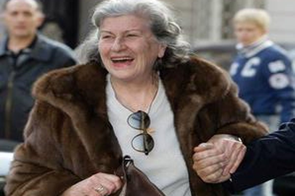 Mantan Presiden Serbia Bosnia Biljana Plavsic kegirangan saat tiba di Beograde, Serbia, Selasa, 27 Oktober 2009, setelah ia dibebaskan dari penjara Swedia.