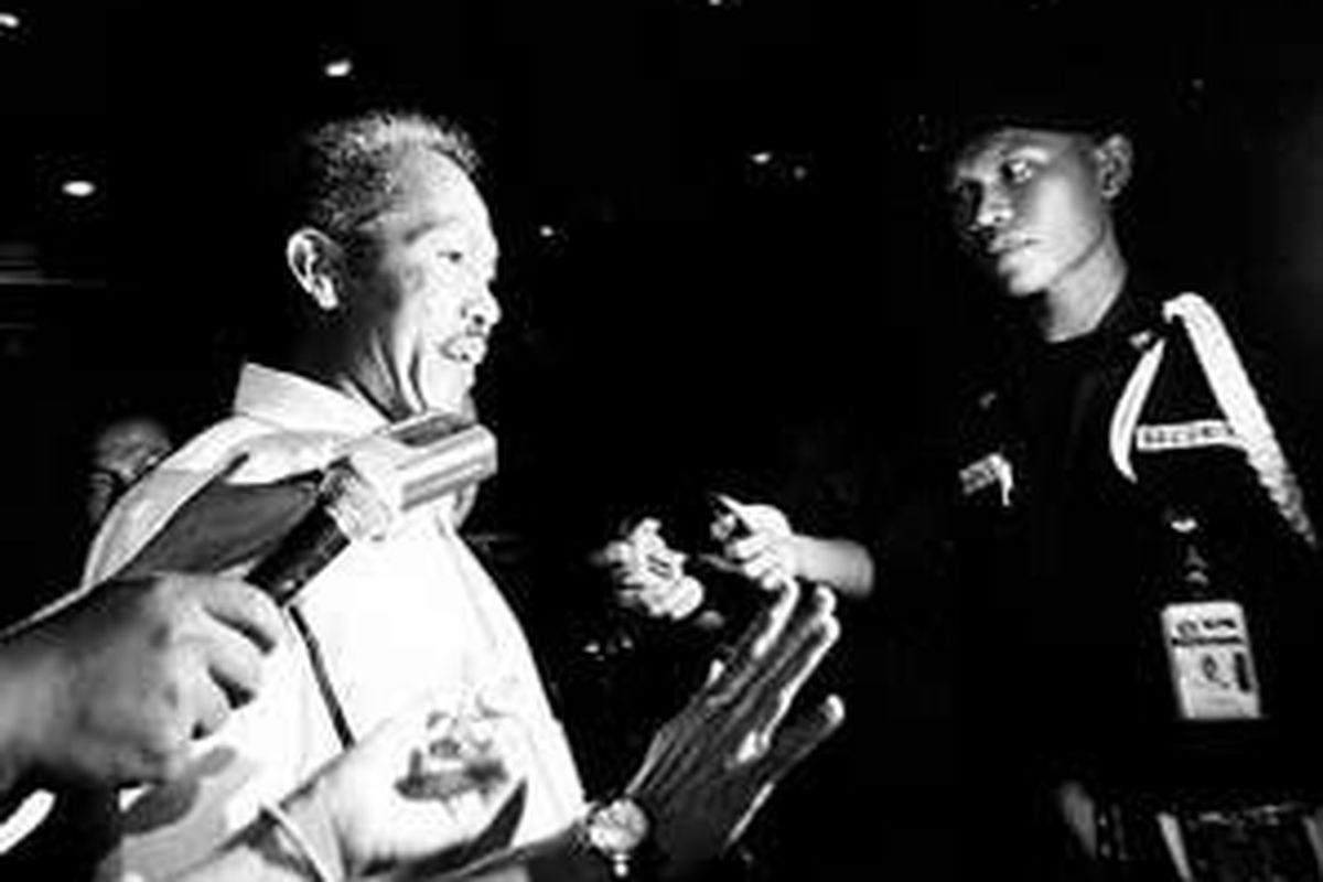 Anggota Komisi IV DPR dari Fraksi Partai Demokrat, Sarjan Tahir, resmi ditahan seusai menjalani pemeriksaan di Komisi Pemberantasan Korupsi, Jakarta, Jumat (2/5). Ia ditahan terkait dengan dugaan kasus korupsi alih fungsi hutan mangrove menjadi Pelabuhan Tanjung Api-api, Banyuasin, Sumatera Selatan.