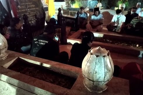Jelang Tengah Malam, Ganjar Ziarah ke Makam Bung Karno bersama Gus Muwafik