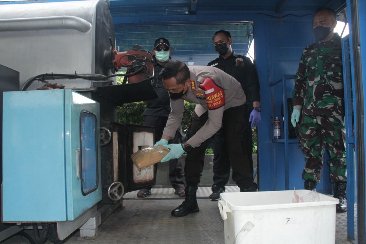 Pemusnahan barang bukti narkotika oleh Kapolres Jakarta Barat Kombes Pol Ady Wibowo di Mapolres Jakarta Barat, Kamis (27/5/2021)