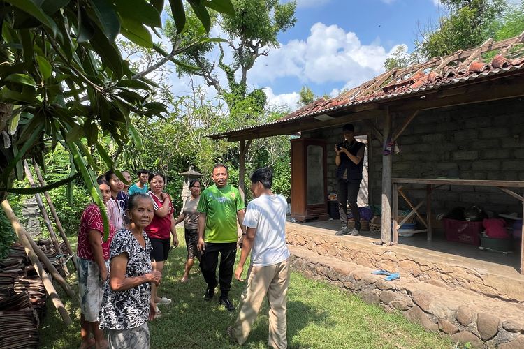 Kondisi rumah milik seorang kakek di Desa Sanggalangit, Kecamatan Gerokgak, Kabupaten Buleleng, Provinsi Bali, yang ambruk, Rabu (18/6/2025).