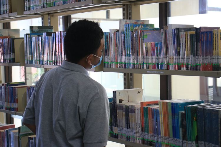 Seorang mahasiswa sedang memilih buku di Perpustakaan UIN Walisongo Semarang, Kamis (31/8/2023).