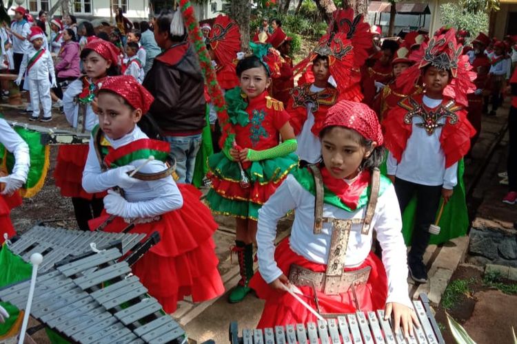 Penampilan salah satu kontingen Salatiga Christmas Parade 2019.