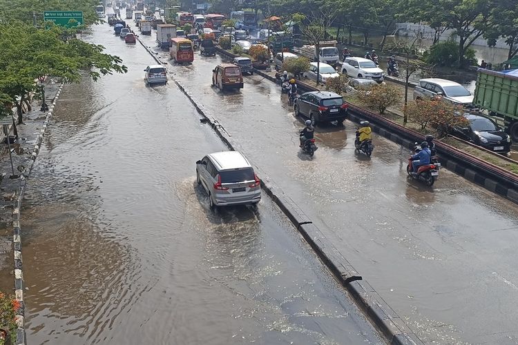 Jalan Raya Kaligawe, Kota Semarang, Jawa Tengah saat terjadi banjir pada 15 November 2023. 