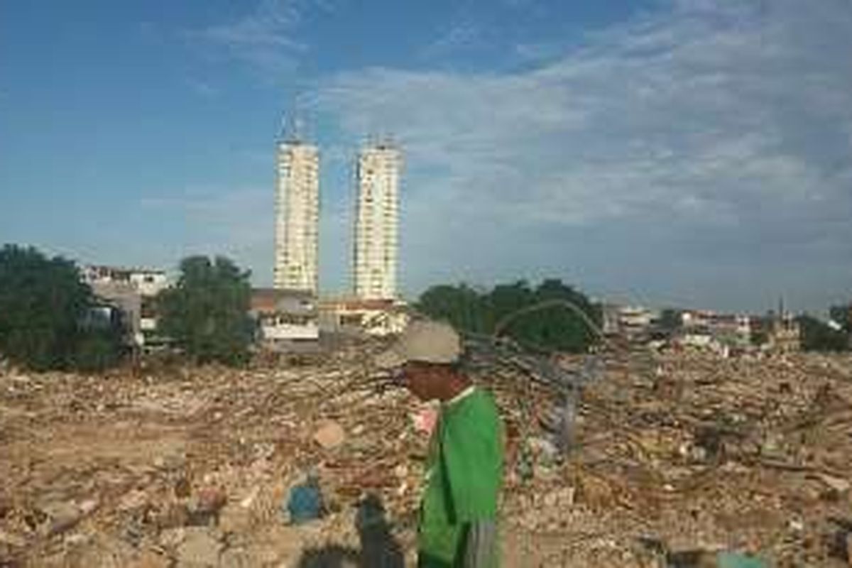 Salah seorang pengumpul besi melintasi kawasan Kalijodo, Jakarta, Kamis (3/3/2016). Nantinya, kawasan ini akan dibangun menjadi taman berkonsep seperti ruang publik terpadu ramah anak (RPTRA). 