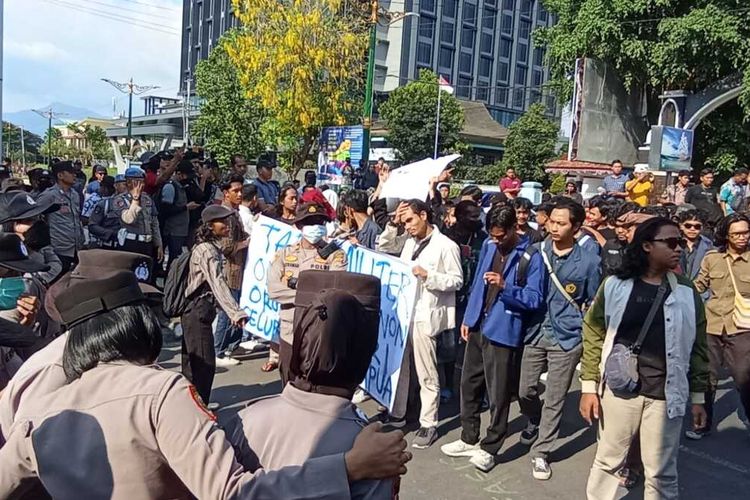 Ratusan mahasiswa yang tergabung dalam Aliansi Rakyat NTB Menggugat, Jumat (20/10/2023) berunjuk rasa ke kantor DPRD NTB. Mereka mengkritik putusan Mahkamah Konstitusi (MK) dan kepemimpinan Jokowi-Ma'ruf Amin yang dinilai gagal.