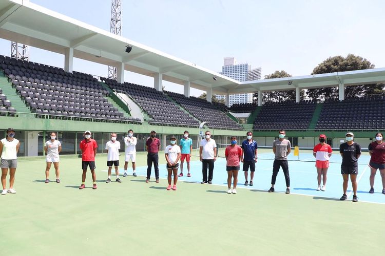 Para atlet tenis nasional melakukan latihan dengan tetap disiplin menerapkan protokol kesehatan terkait Covid-19.