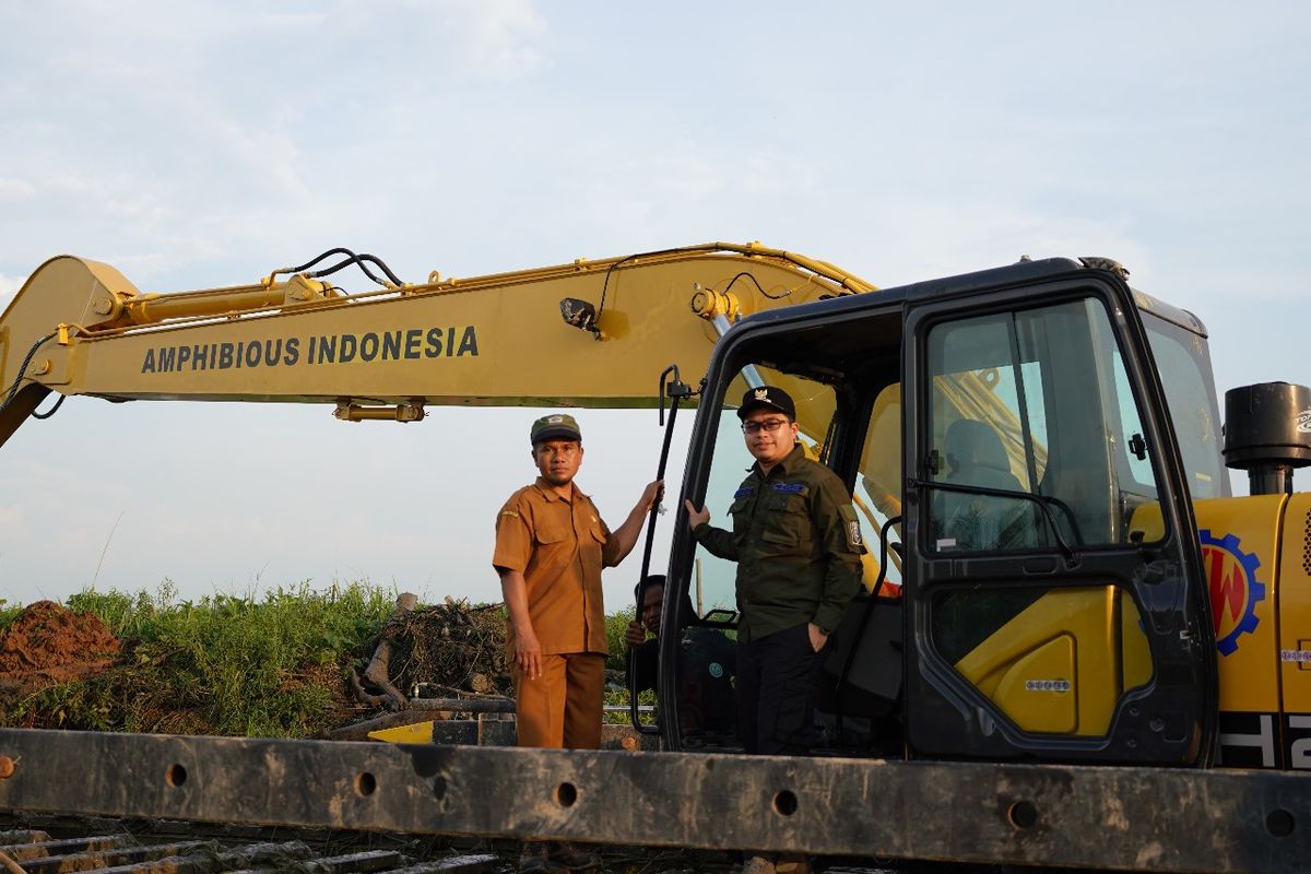 Bupati Hulu Sungai Tengah (HST) Aulia Oktafiandi didampingi Pelaksana Tugas (Plt) Kepala Dinas (Kadis) Pekerjaan Umum dan Perumahan Rakyat (PUPR) Syahidin melakukan monitoring ke Desa Pahalatan, Kecamatan Labuan Amas Utara (LAU), Kabupaten HST, Kalimantan Selatan (Kalsel), Senin (6/11/2023).

