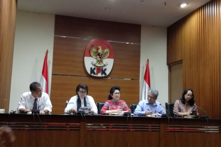 Kiri ke kanan: Deputi Bidang Pencegahan Komisi Pemberantasan Korupsi (KPK) Pahala Nainggolan, Wakil Ketua KPK Basaria Panjaitan, Menteri Kesehatan Nila F Moeloek (tengah) dalam konferensi pers di Gedung Merah Putih KPK, Jakarta, Rabu (16/1/2019). 