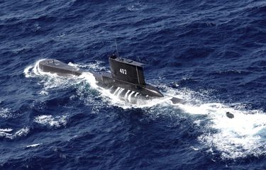 Kapal Selam TNI Angkatan Laut KRI Nanggala-402 berlayar di perairan Tuban, Jawa Timur, Indonesia, seperti terlihat pada foto udara yang diambil dari helikopter TNI AL Skuadron 400 Udara, pada foto Senin, 6 Oktober 2014 ini. 