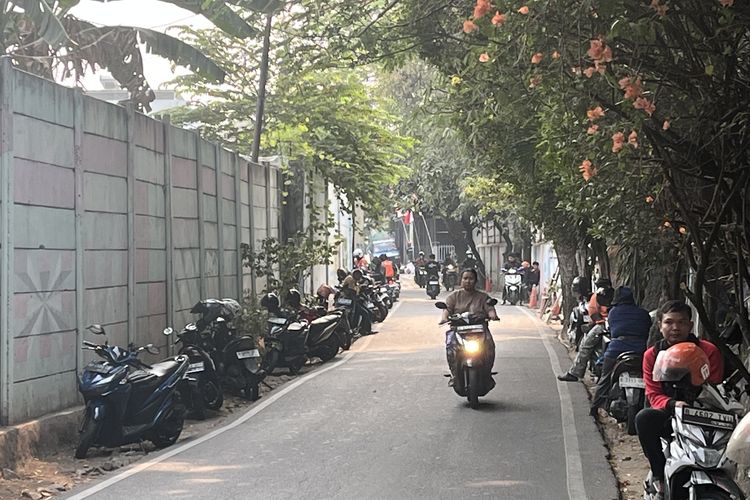 Parkir Motor Ojol Penuhi Jalan Depan Gudang di Kembangan Jakbar, Kerap Bikin Macet