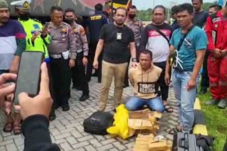 Penangkapan pelaku penyelundup ganja 25 kilogram dari Aceh ke Pekanbaru di pintu tol Pekanbaru-Dumai, Selasa (15/11/2022).
