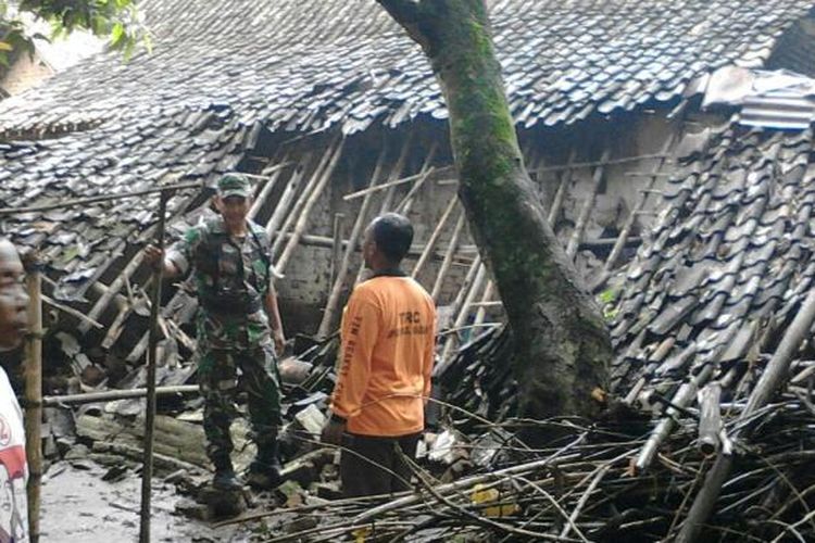  Inilah salah satu dapur rumah warga Desa Nglandung, Kecamatan Geger, Kabupaten Madiun yang roboh diterjang banjir, Sabtu ( 25/2/2017)