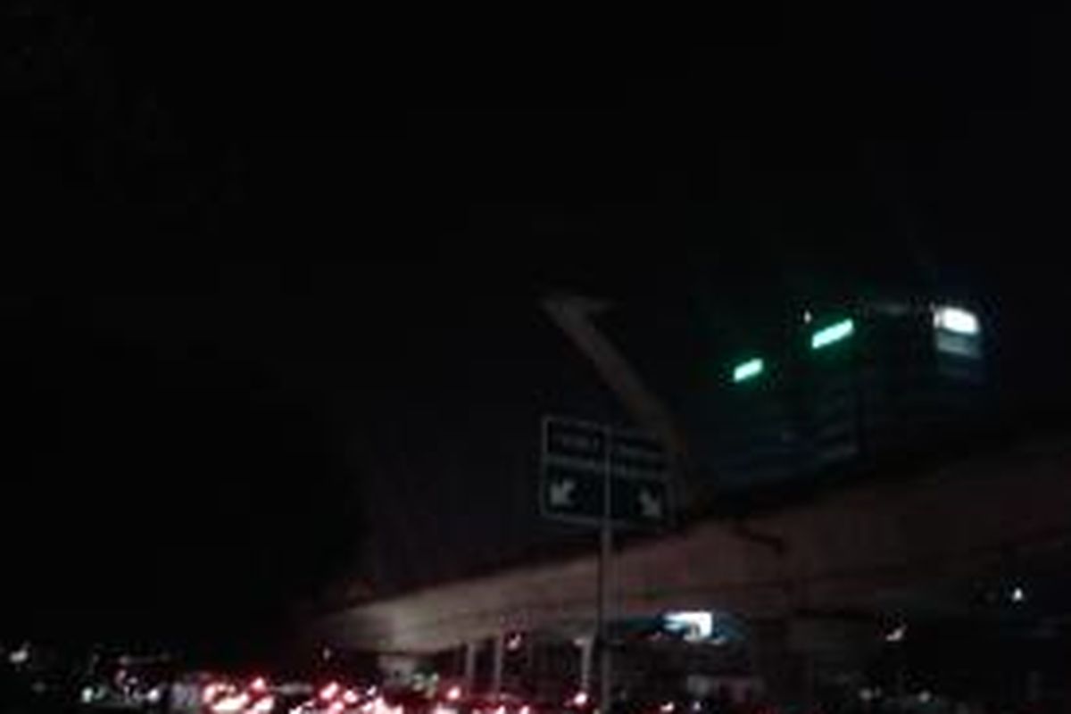 Lampu-lampu di Patung Dirgantara, Pancoran, Jakarta Selatan yang tidak menyala, Rabu (2/10/2013) malam. Tidak menyalanya lampu diduga akibat terbakarnya gardu listrik di Cililitan, Jakarta Timur, yang menyebabkan terputusnya aliran listrik di sebagian wilayah Jakarta Selatan