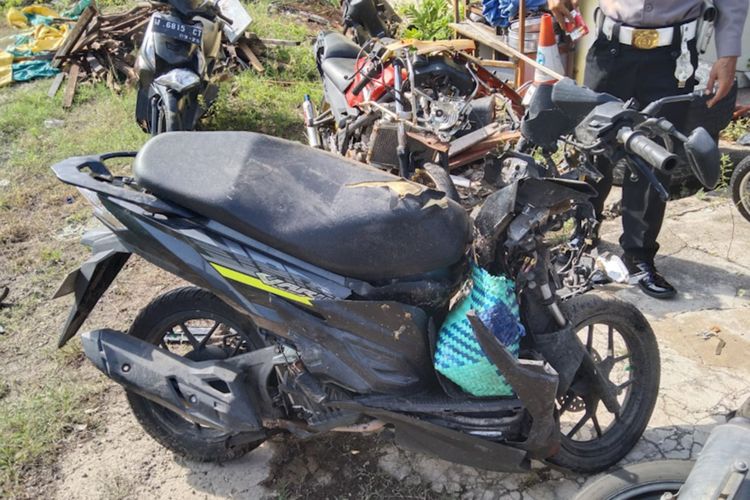 Sepeda motor yang dipergunakan oleh kedua korban, pada saat kecelakaan berlangsung.