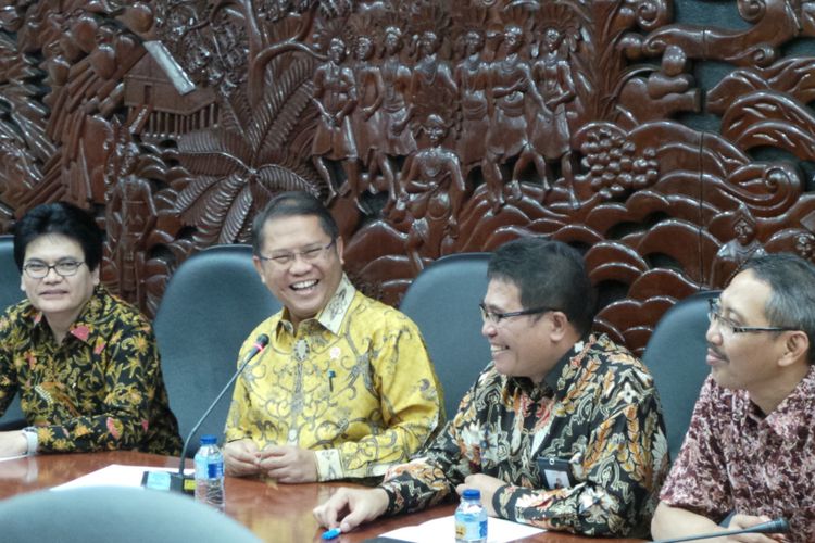 Menkominfo Rudiantara (tengah, pakai batik kuning) dan Direktur Utama PT Telkom Indonesia (Persero) Tbk Alex Sinaga (kiri Rudiantara) saat menyelenggarakan konferensi pers mengenai pemulihan layanan akibat terganggunya satelit Telkom 1, di Kemenkominfo, Jakarta Pusat, Rabu (30/8/2017).