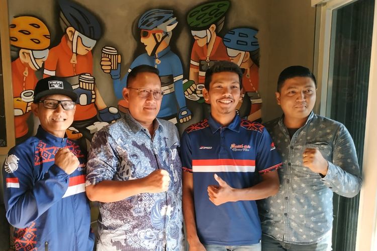 Pebalap sepeda enduro Indonesia, Yoris Sahara (kedua dari kanan), sukses menuntaskan Enduro World Series (EWS) 2019 di Italia.